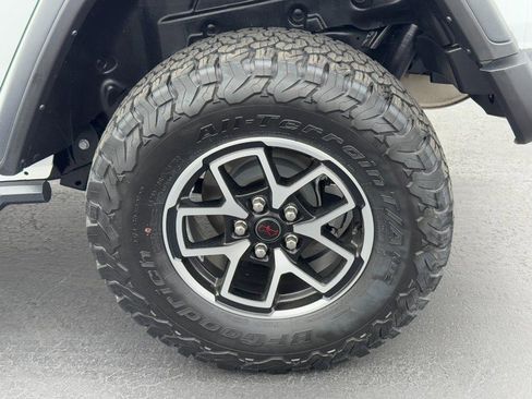 Used 2025 Jeep Wrangler Unlimited Rubicon w/ Convenience Group AWD/4WD image 7