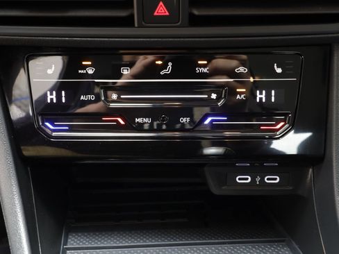 Used 2025 Volkswagen Jetta SE w/ Black Wheel Package image 11