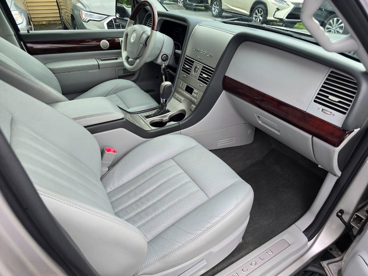 Used 2005 Lincoln Aviator AWD image 40