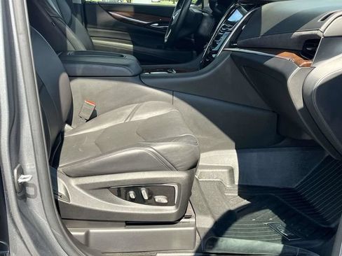 Used 2020 Cadillac Escalade Luxury w/ Escalade Sport Edition AWD/4WD image 28