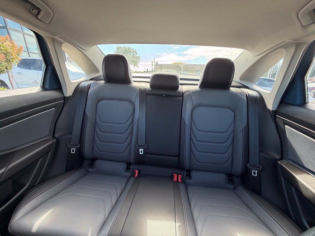 Used 2025 Volkswagen Jetta SEL FWD image 12