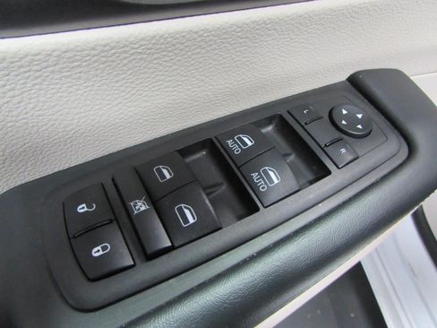 Used 2023 Chrysler Pacifica Touring-L FWD image 20