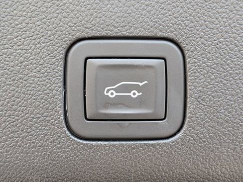 Used 2025 GMC Yukon XL Denali image 13