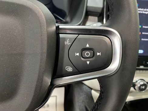 Used 2025 Volvo XC40 B5 Plus image 18