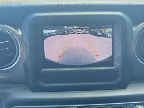 Used 2022 Jeep Wrangler Sport AWD/4WD image 18