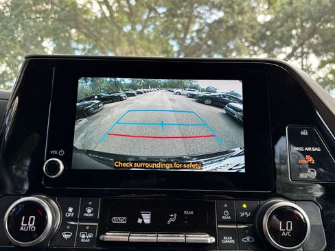 Used 2025 Toyota Highlander LE FWD image 25
