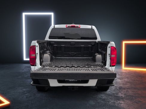 Used 2018 Chevrolet Colorado LT w/ Safety Package image 5