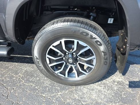 Used 2021 Toyota Tacoma TRD Sport AWD/4WD image 37