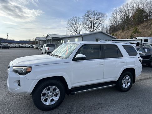 Used 2017 Toyota 4Runner SR5 image 2