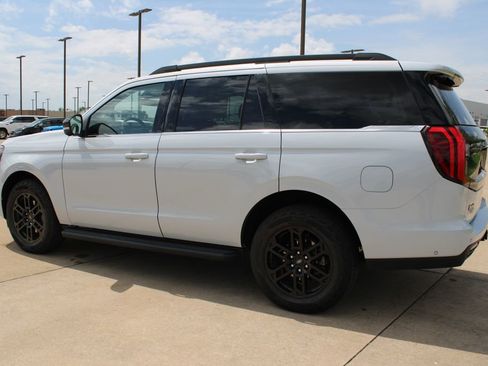 Used 2025 Ford Expedition Active AWD/4WD image 18