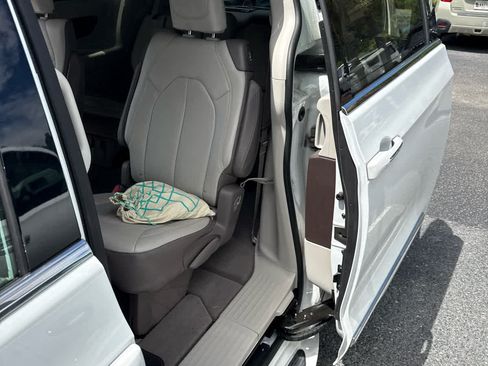 Used 2018 Chrysler Pacifica Touring-L w/ Tire & Wheel Group FWD image 9