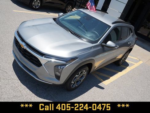 Used 2025 Chevrolet Trax LT FWD image 13