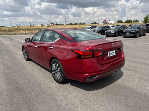 Used 2024 Nissan Altima 2.5 SV FWD image 5