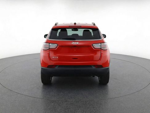 Used 2025 Jeep Compass Latitude AWD/4WD image 7