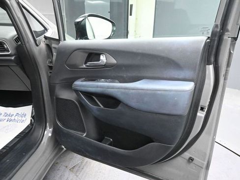Used 2025 Chrysler Pacifica Select image 16