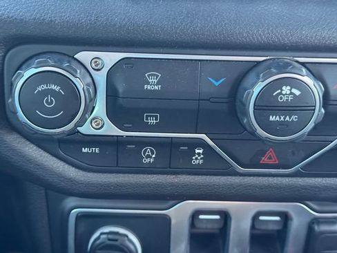 Certified 2025 Jeep Wrangler Sport AWD/4WD image 32