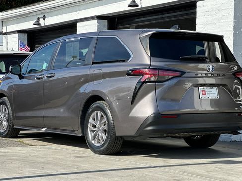 Certified 2022 Toyota Sienna XLE image 6