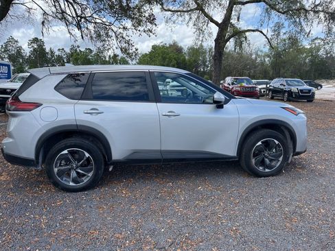 Used 2024 Nissan Rogue SV image 6