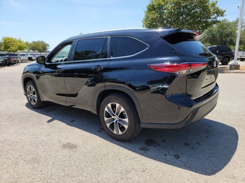 Used 2023 Toyota Highlander XLE FWD image 7