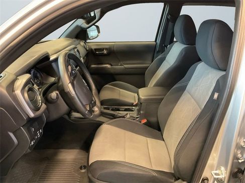 Used 2022 Toyota Tacoma TRD Off-Road image 9