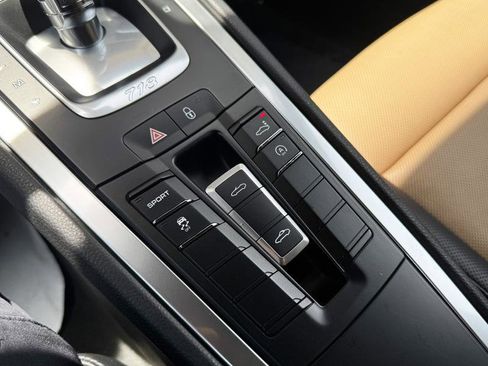 Used 2018 Porsche 718 Boxster RWD image 31