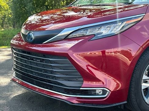 Used 2022 Toyota Sienna XLE w/ XLE Plus Package AWD/4WD image 10