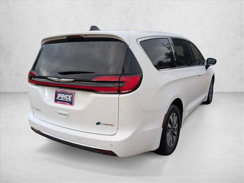 Used 2024 Chrysler Pacifica Select image 5