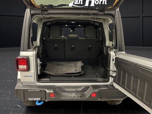 Used 2024 Jeep Wrangler Unlimited image 12