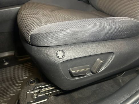 Used 2023 Toyota Highlander L FWD image 23