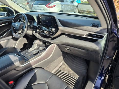 Used 2022 Toyota Highlander XLE image 14