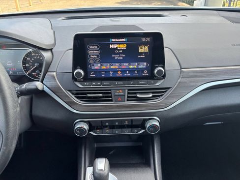 Used 2025 Nissan Altima 2.5 SV FWD image 17