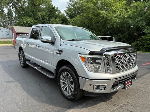 Used 2017 Nissan Titan SL AWD/4WD image 4