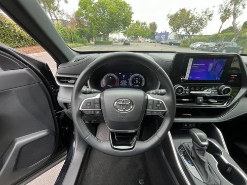 Used 2025 Toyota Highlander XSE AWD/4WD image 32