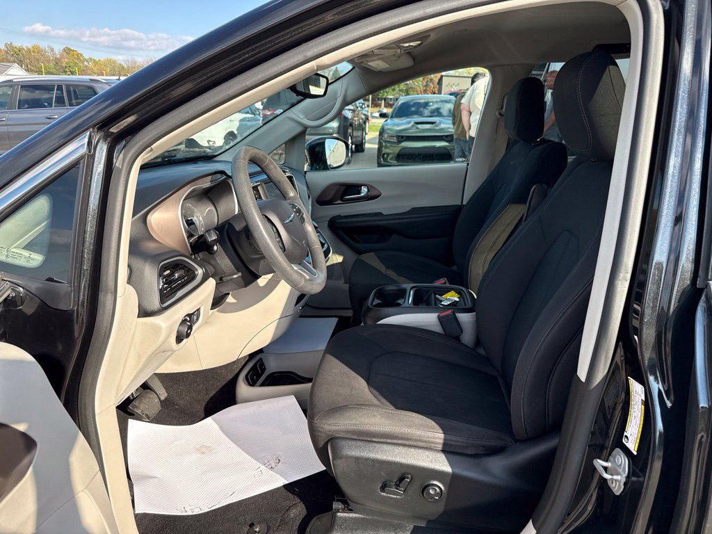 Used 2018 Chrysler Pacifica Touring Plus w/ Tire & Wheel Group FWD image 24
