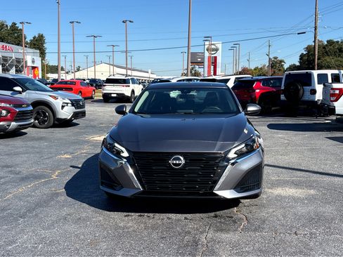 Used 2023 Nissan Altima 2.5 SV image 2