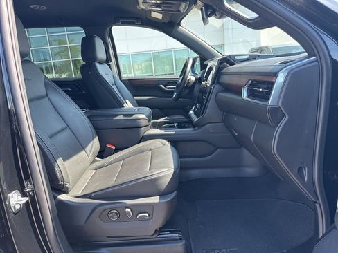 Used 2025 GMC Yukon XL Denali AWD/4WD image 16