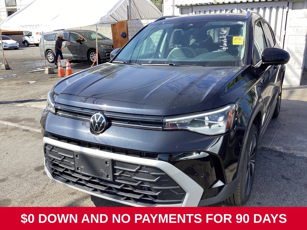 Used 2025 Volkswagen Taos SE AWD/4WD image 1
