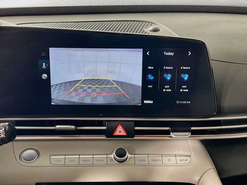 Certified 2025 Hyundai Elantra Limited FWD image 14
