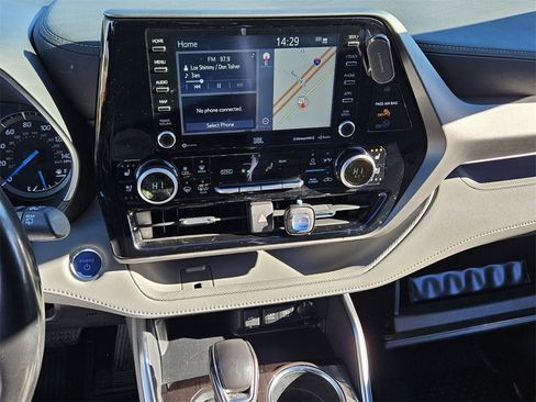 Used 2021 Toyota Highlander Limited image 17