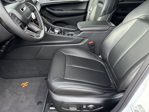 New 2025 Jeep Grand Cherokee L Limited w/ Trailer Tow Package image 9