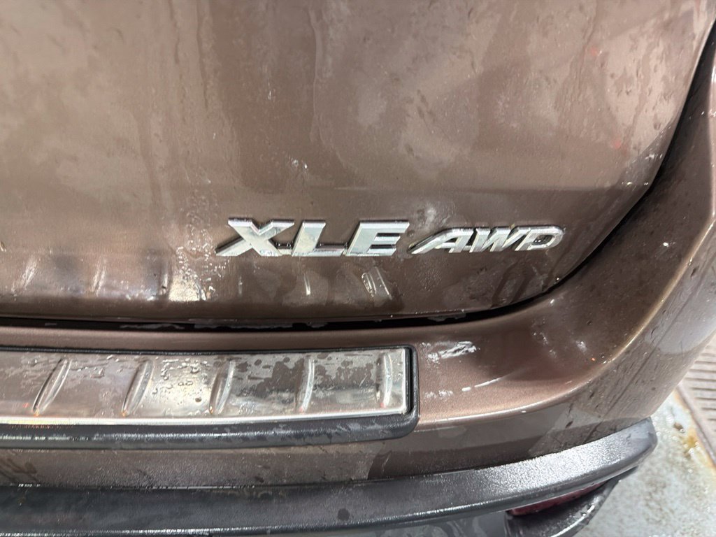 Used 2017 Toyota Highlander XLE AWD/4WD image 4