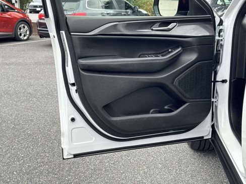 Used 2023 Jeep Grand Cherokee L Laredo image 16