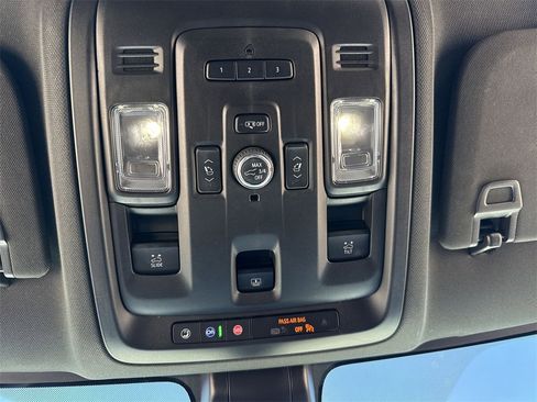 Used 2022 GMC Yukon XL SLT w/ SLT Premium Package image 16