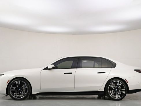 Used 2023 BMW i7 xDrive60 image 9