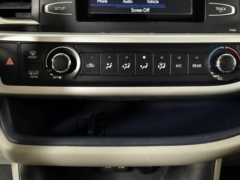 Used 2019 Toyota Highlander LE image 41