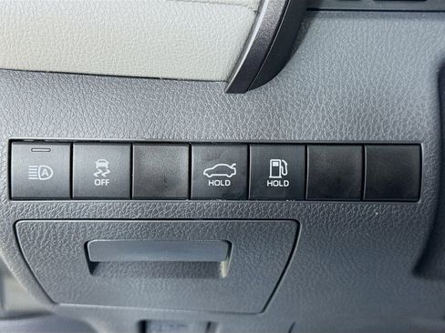 Used 2020 Toyota Camry LE FWD image 11