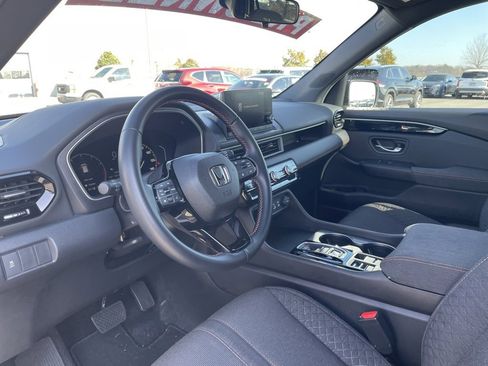 Used 2025 Honda Pilot Sport image 10