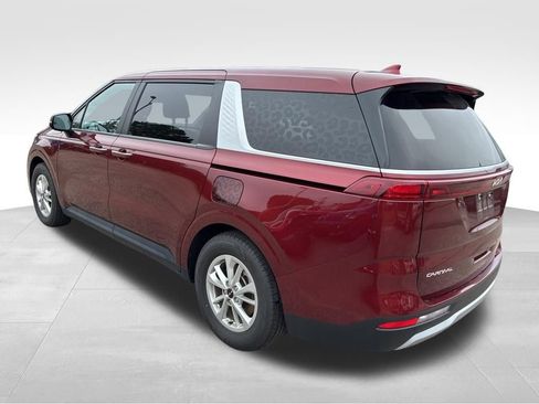 Used 2024 Kia Carnival LX FWD image 3
