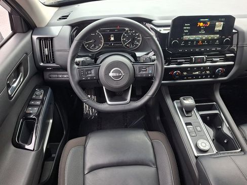 Certified 2025 Nissan Pathfinder SL w/ Black Appearance Package AWD/4WD image 11