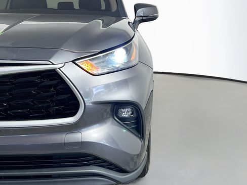 Used 2024 Toyota Highlander LE FWD image 12